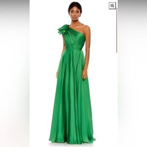 NEW without tags - Green satin one shoulder ruched MacDuggal dress size US 2